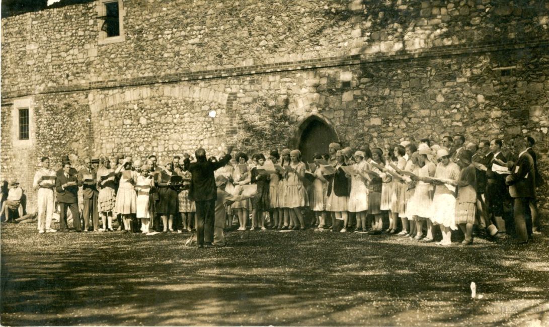 Postcard print of the Whitsuntide singers at Chichester