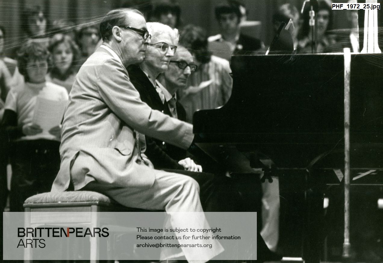 Photograph of Cyril Smith and Phyllis Sellick at the piano