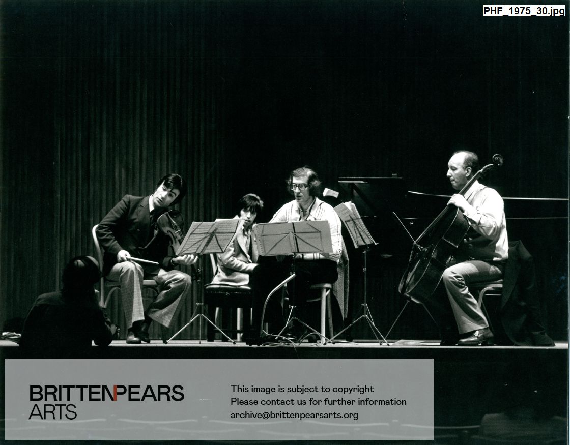 Photograph of Murray Perahia and the Gabrieli String Quartet in Snape Maltings Concert Hall