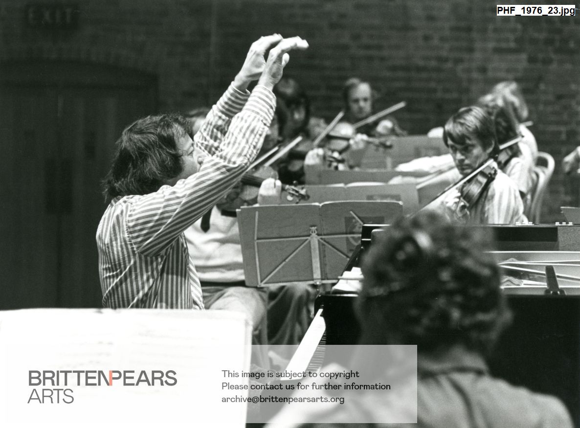 Photograph of Andre Previn conducting English Chamber Orchestra