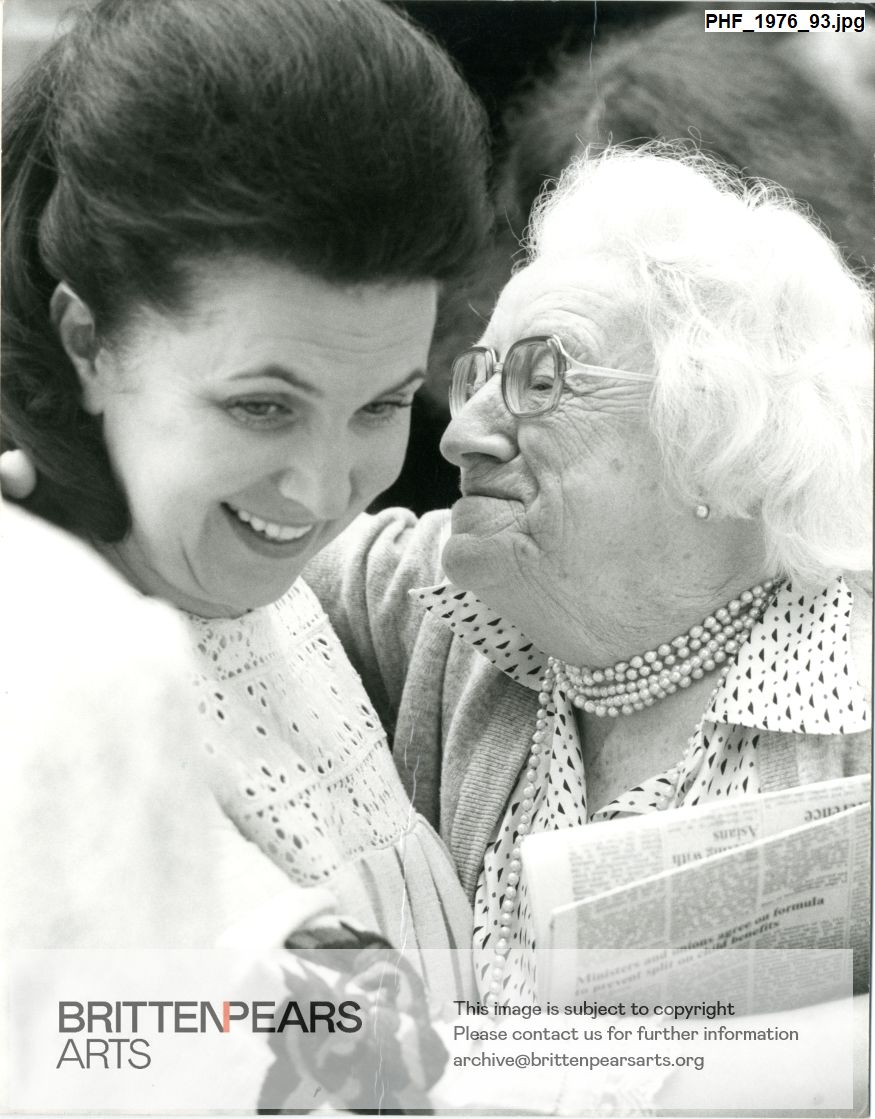 Photograph of Galina Vishnevskaya and Frau Helene Rohlfs