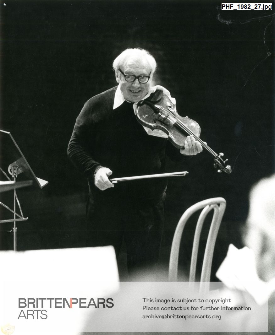Photograph of Isaac Stern with violin at rehearsal